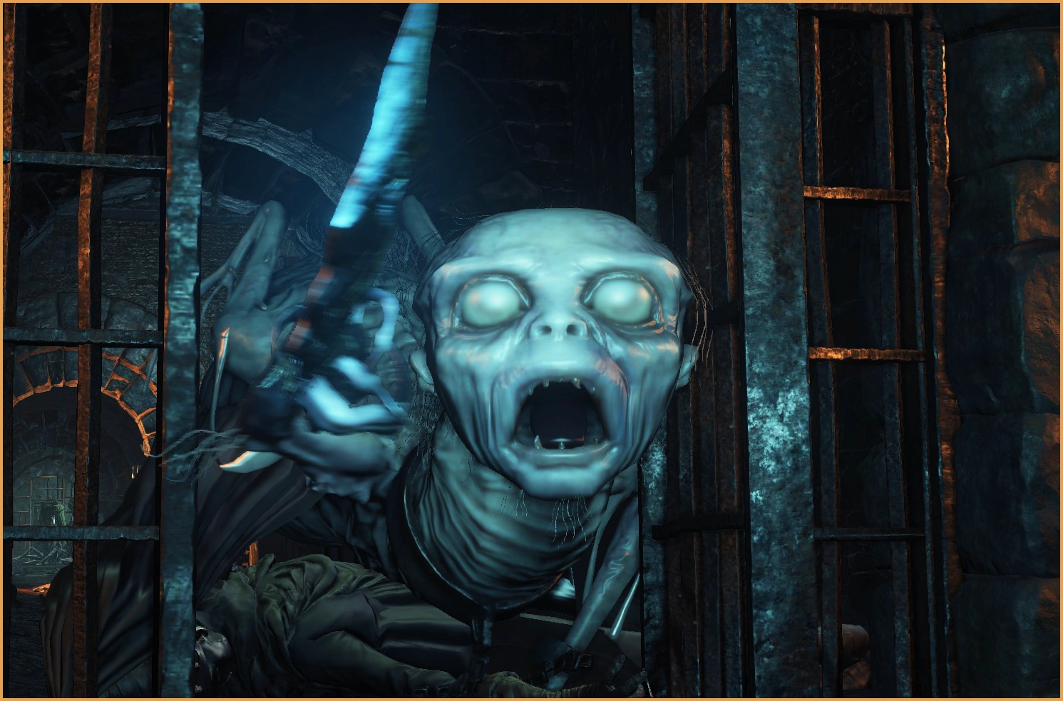 С кинжалом.