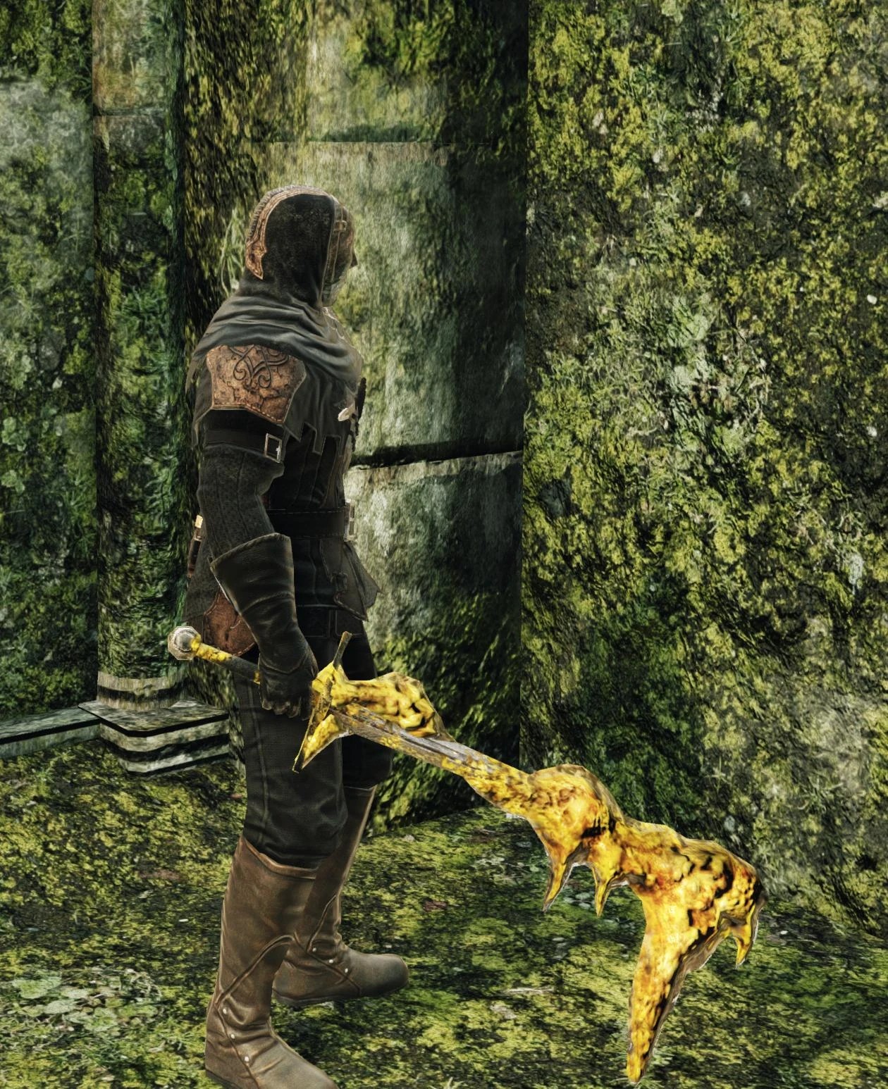 Длинный меч с желтым кварцем.