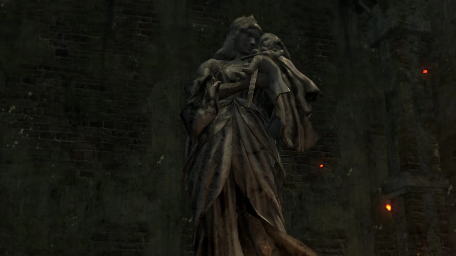 Статуя женщины с ребенком, малыш держит меч; Возможно, изображена жена Гвина и младенец - Безымянный король