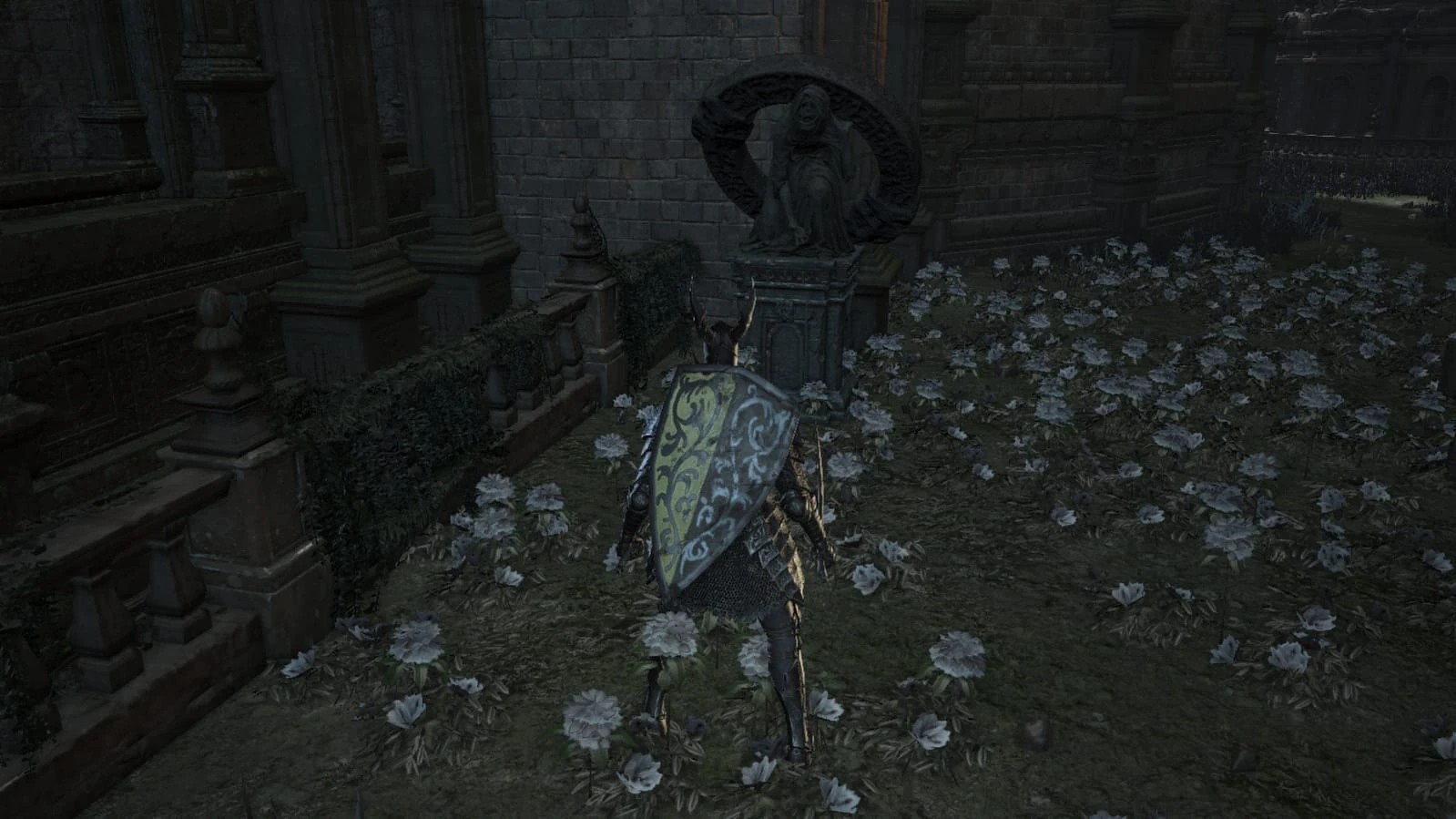 Статуя пигмея в городе за спиной, несущего на спине символ, похожий на то, что несет на спине Оборотень