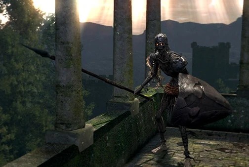 Полый солдат с копьём.